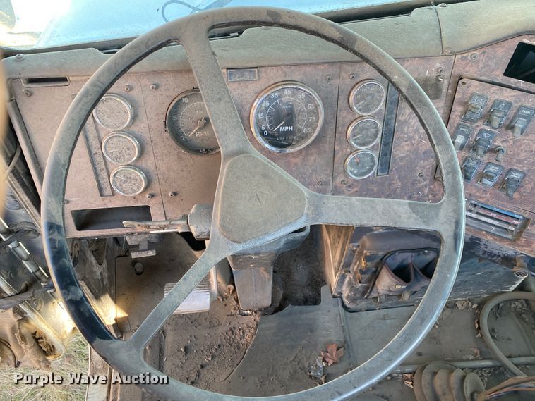 image for item IG9711 1999 International Paystar F5070  semi truck