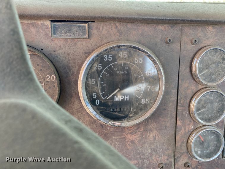 image for item IG9711 1999 International Paystar F5070  semi truck