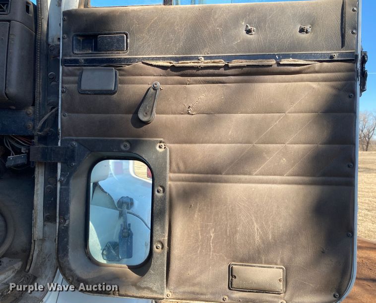 image for item IG9711 1999 International Paystar F5070  semi truck