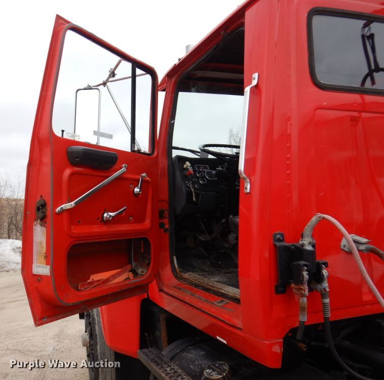 image for item IM9769 1994 Ford LTL 9000  semi truck