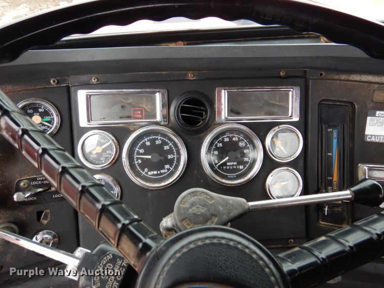 image for item IM9769 1994 Ford LTL 9000  semi truck