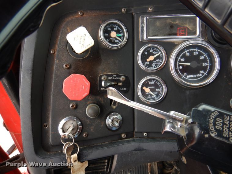 image for item IM9769 1994 Ford LTL 9000  semi truck