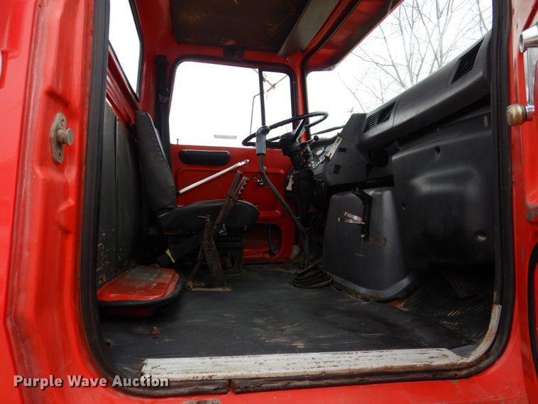 image for item IM9769 1994 Ford LTL 9000  semi truck