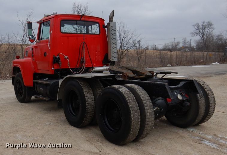 image for item IM9770 1994 Ford LTL 9000  semi truck