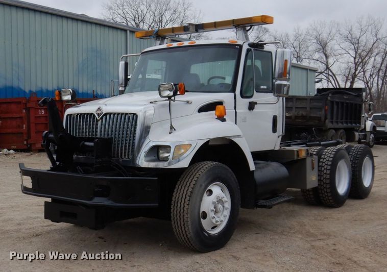 image for item IM9772 2004 International 7400  truck cab and chassis