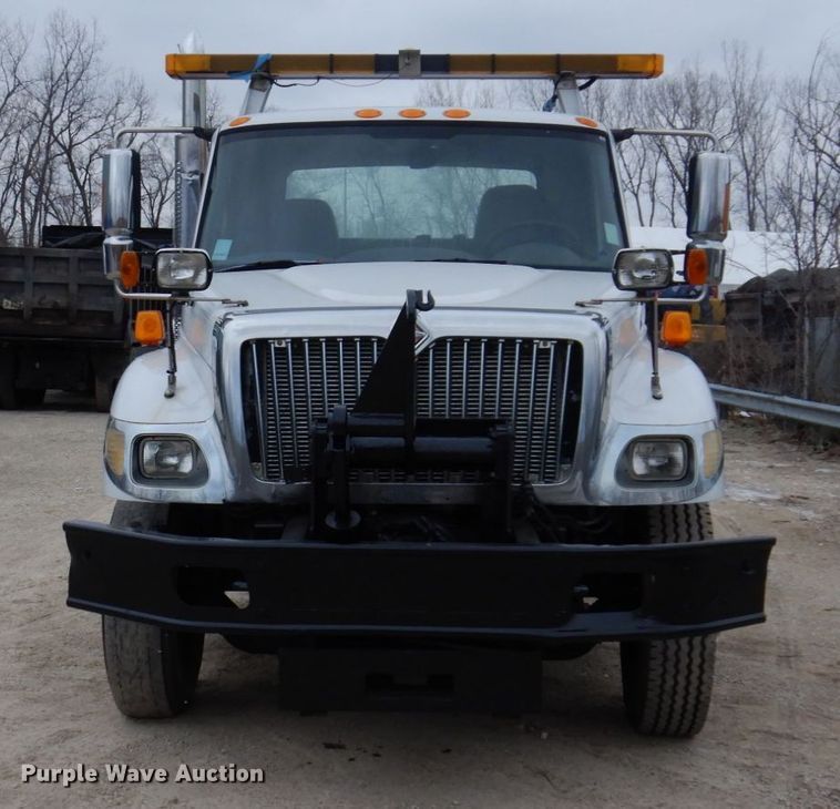 image for item IM9772 2004 International 7400  truck cab and chassis