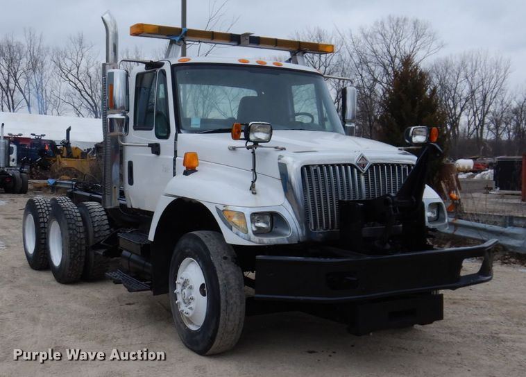 image for item IM9772 2004 International 7400  truck cab and chassis