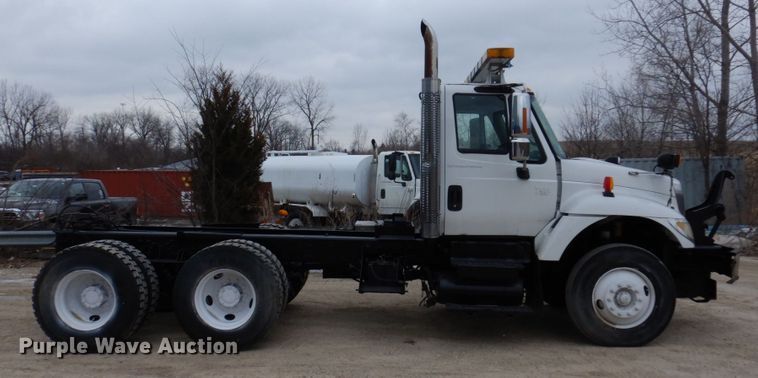 image for item IM9772 2004 International 7400  truck cab and chassis