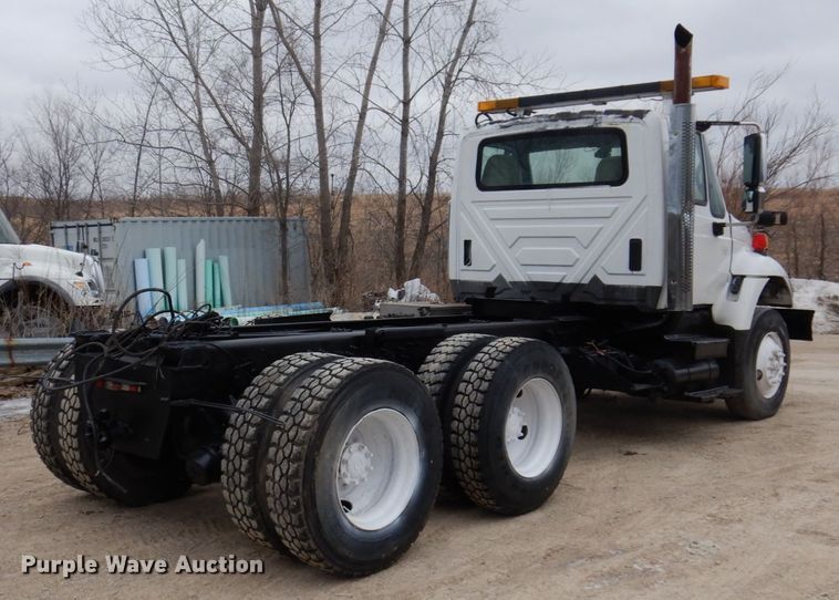 image for item IM9772 2004 International 7400  truck cab and chassis