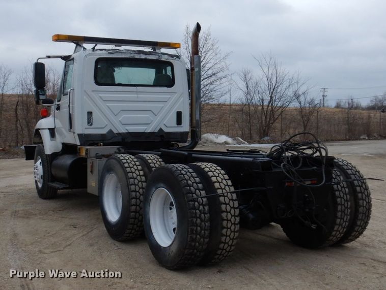 image for item IM9772 2004 International 7400  truck cab and chassis