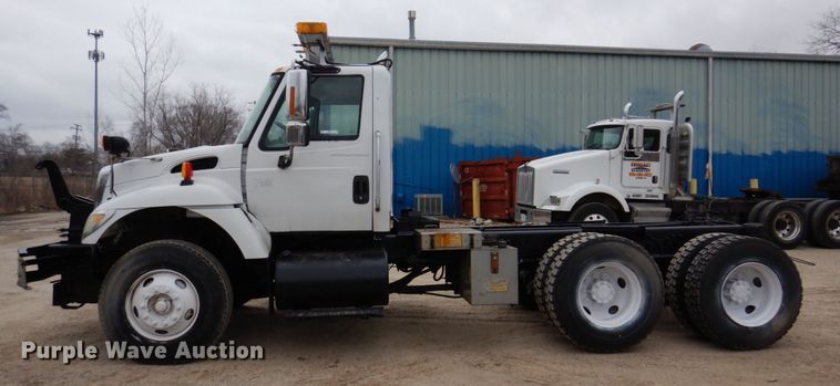 image for item IM9772 2004 International 7400  truck cab and chassis