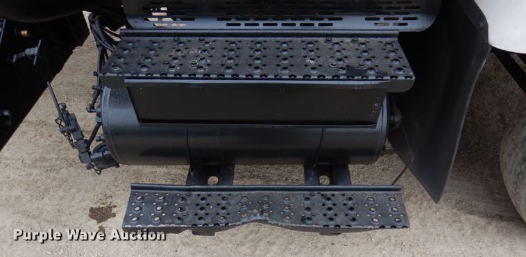 image for item IM9772 2004 International 7400  truck cab and chassis