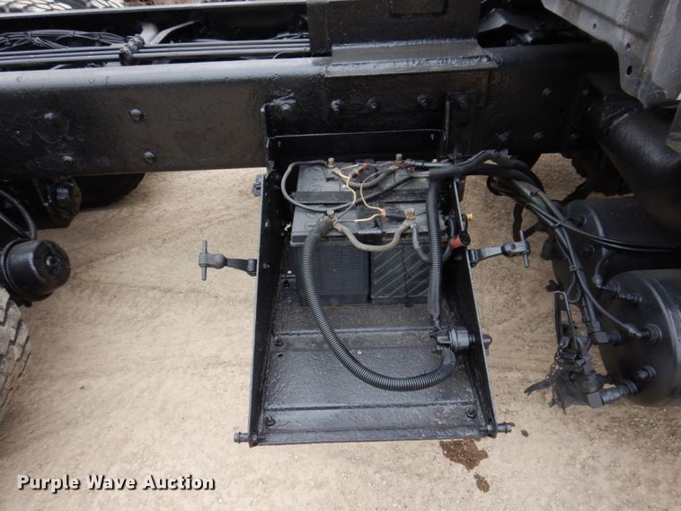 image for item IM9772 2004 International 7400  truck cab and chassis