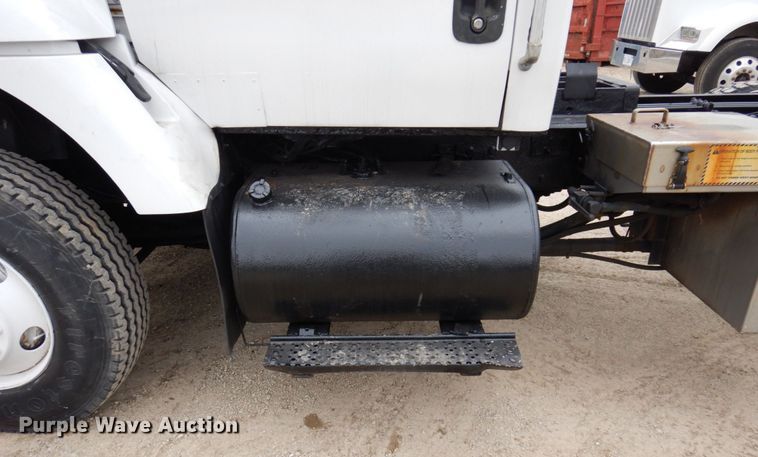 image for item IM9772 2004 International 7400  truck cab and chassis