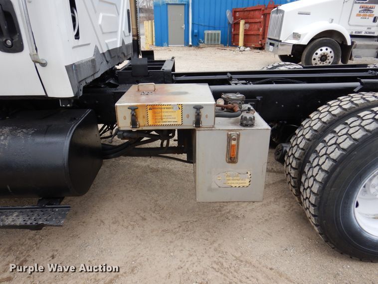 image for item IM9772 2004 International 7400  truck cab and chassis