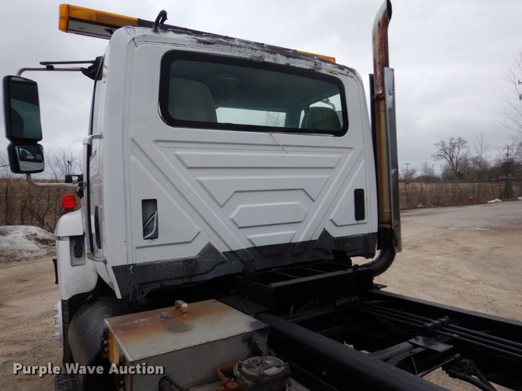 image for item IM9772 2004 International 7400  truck cab and chassis