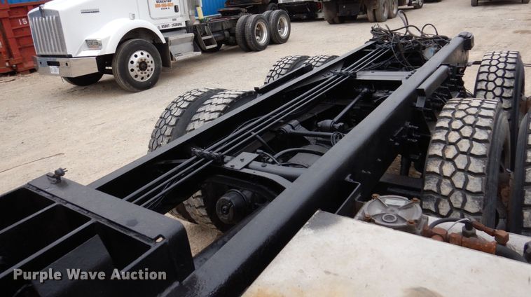 image for item IM9772 2004 International 7400  truck cab and chassis