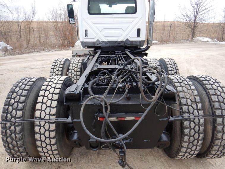 image for item IM9772 2004 International 7400  truck cab and chassis