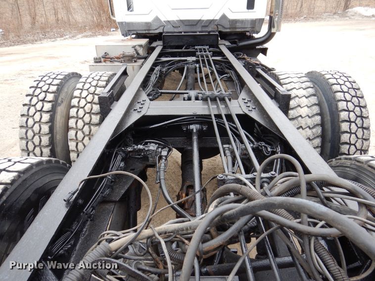 image for item IM9772 2004 International 7400  truck cab and chassis