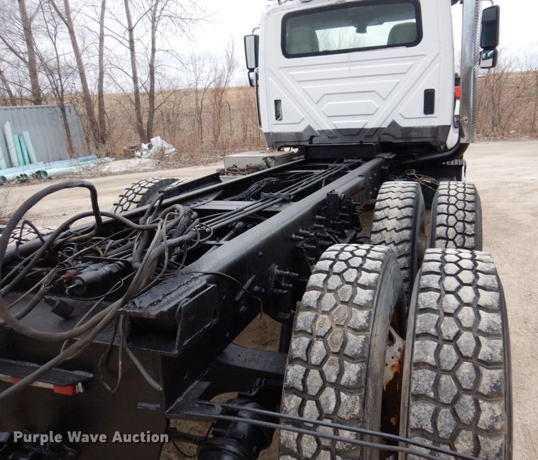 image for item IM9772 2004 International 7400  truck cab and chassis