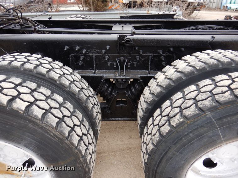 image for item IM9772 2004 International 7400  truck cab and chassis