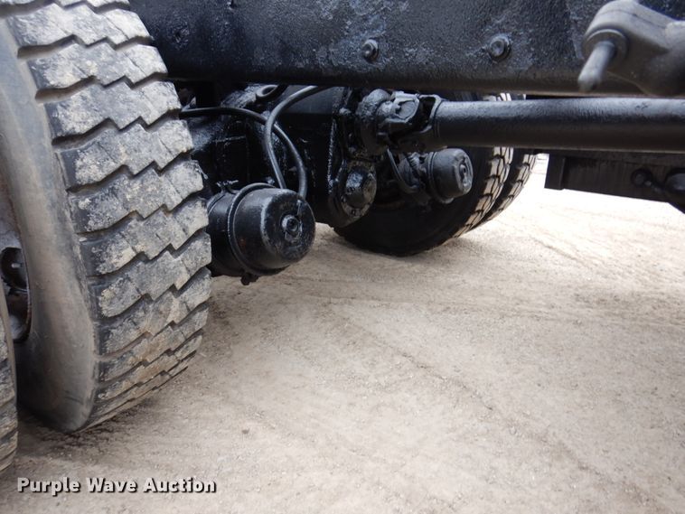 image for item IM9772 2004 International 7400  truck cab and chassis