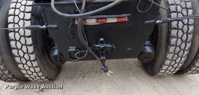 image for item IM9772 2004 International 7400  truck cab and chassis