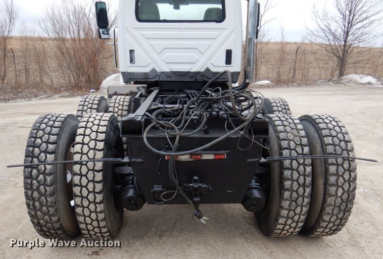 image for item IM9772 2004 International 7400  truck cab and chassis