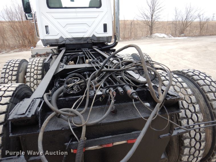 image for item IM9772 2004 International 7400  truck cab and chassis