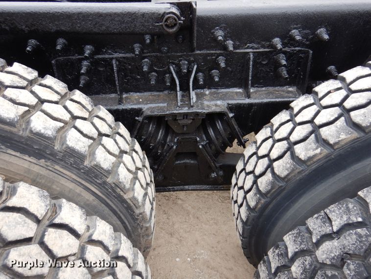 image for item IM9772 2004 International 7400  truck cab and chassis