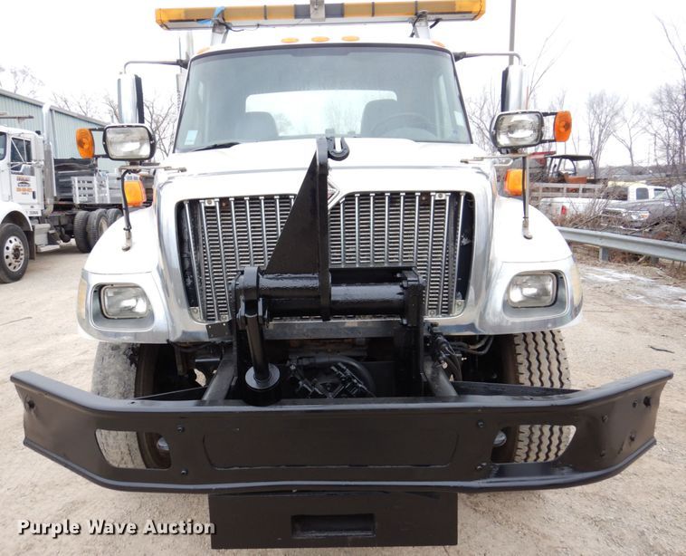 image for item IM9772 2004 International 7400  truck cab and chassis