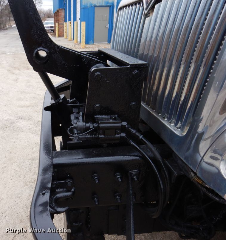 image for item IM9772 2004 International 7400  truck cab and chassis