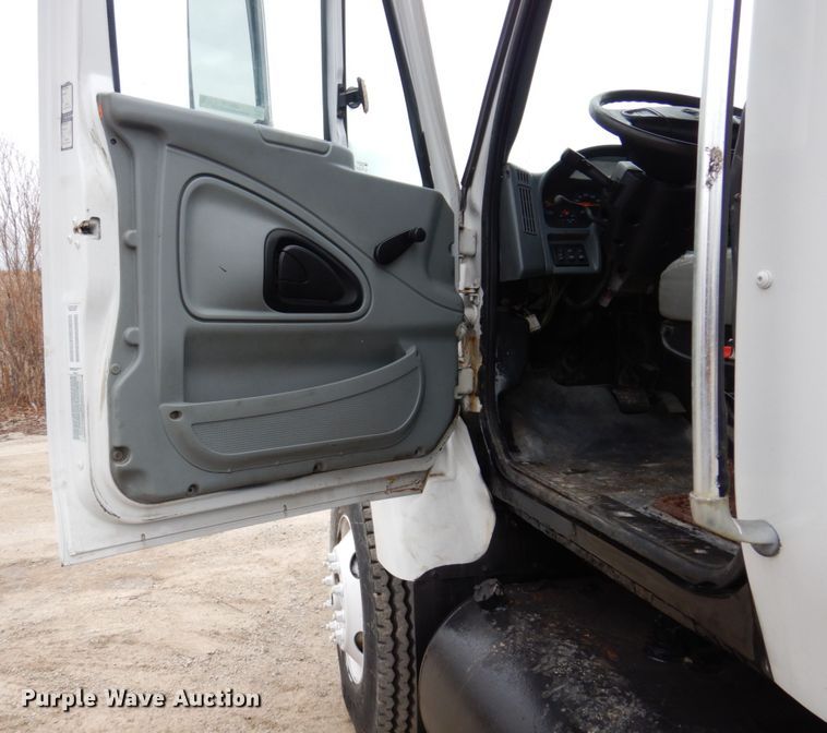 image for item IM9772 2004 International 7400  truck cab and chassis