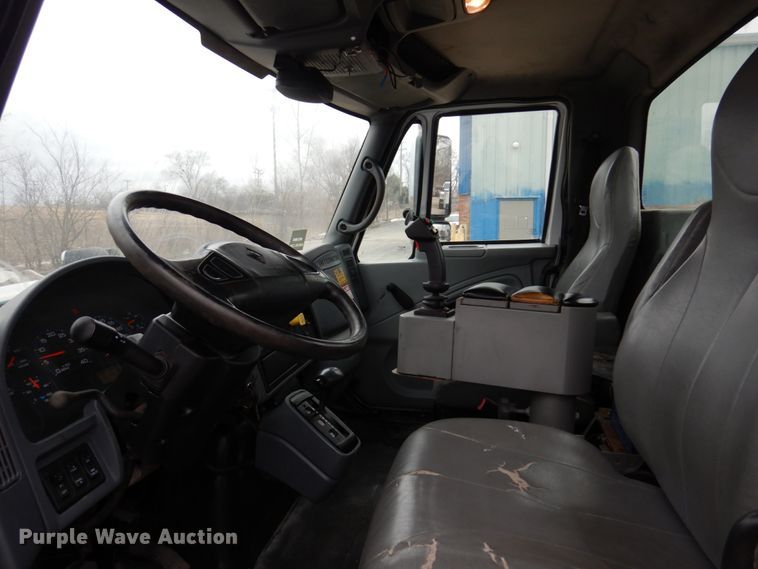 image for item IM9772 2004 International 7400  truck cab and chassis