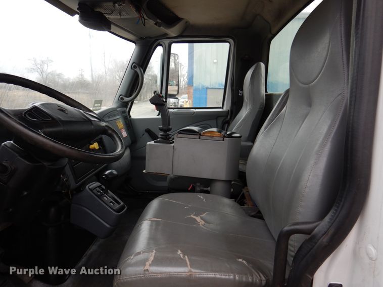 image for item IM9772 2004 International 7400  truck cab and chassis