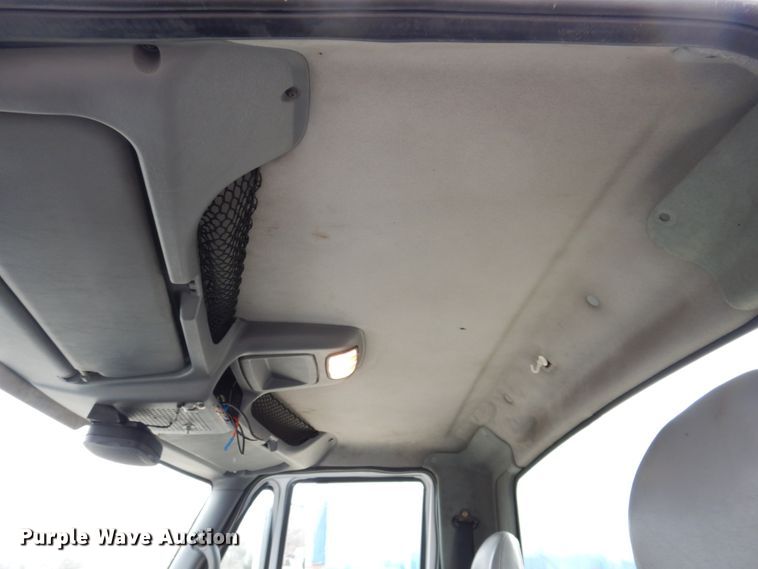 image for item IM9772 2004 International 7400  truck cab and chassis