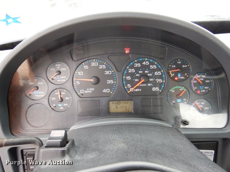 image for item IM9772 2004 International 7400  truck cab and chassis