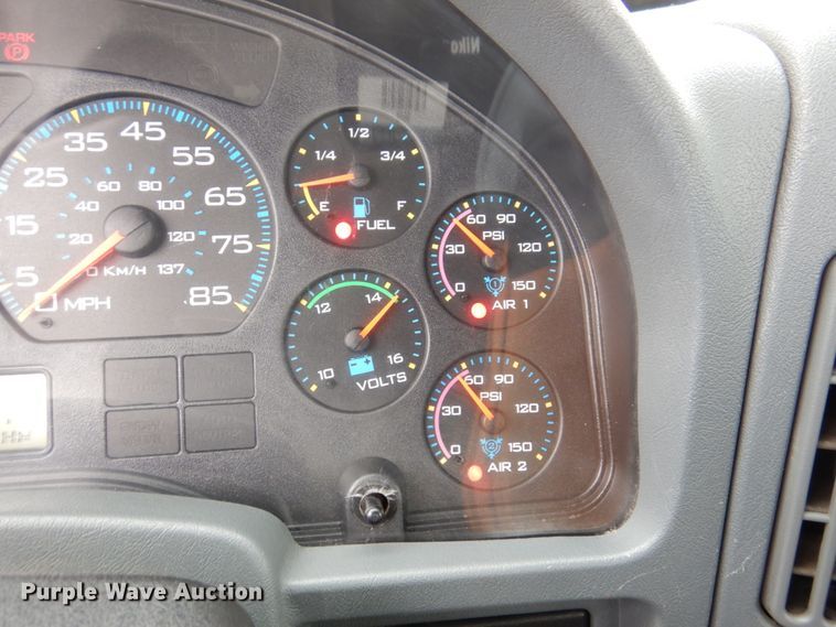 image for item IM9772 2004 International 7400  truck cab and chassis