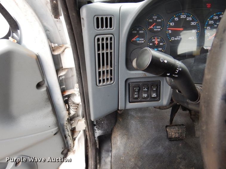 image for item IM9772 2004 International 7400  truck cab and chassis