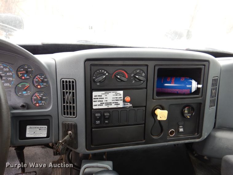 image for item IM9772 2004 International 7400  truck cab and chassis