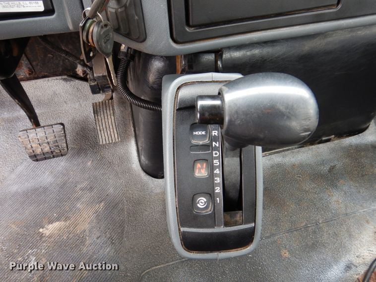 image for item IM9772 2004 International 7400  truck cab and chassis