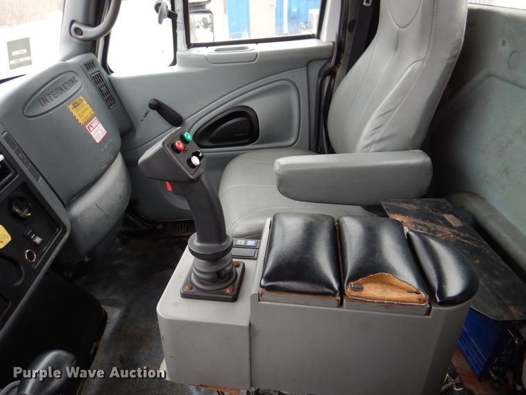 image for item IM9772 2004 International 7400  truck cab and chassis