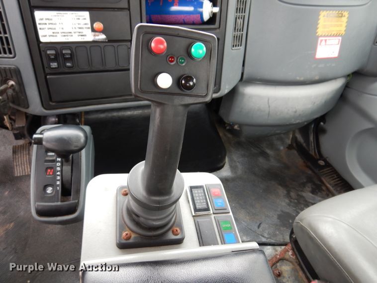 image for item IM9772 2004 International 7400  truck cab and chassis