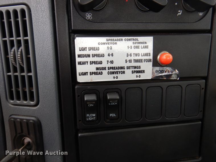 image for item IM9772 2004 International 7400  truck cab and chassis