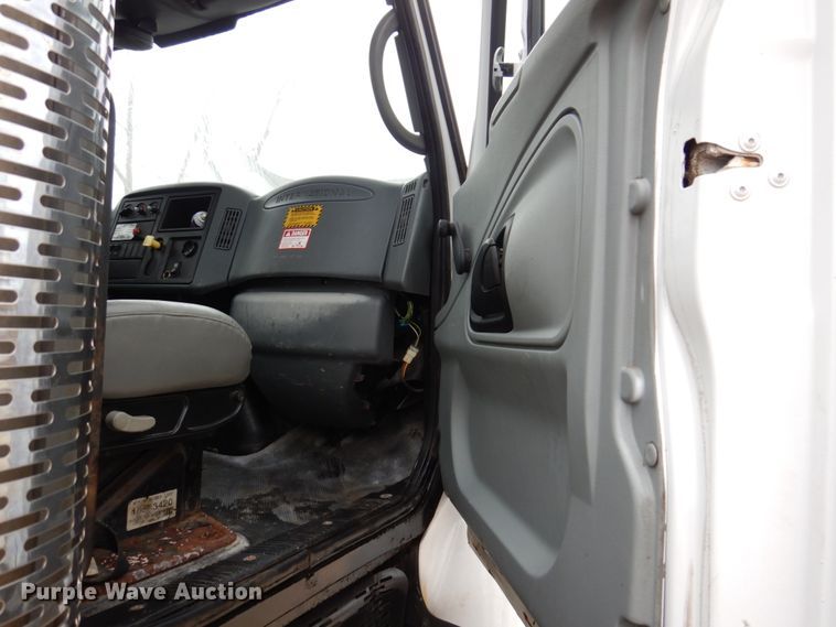 image for item IM9772 2004 International 7400  truck cab and chassis