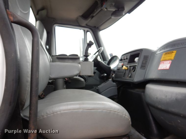 image for item IM9772 2004 International 7400  truck cab and chassis