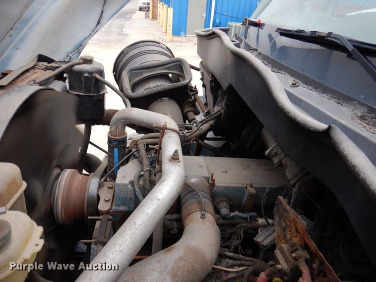 image for item IM9772 2004 International 7400  truck cab and chassis