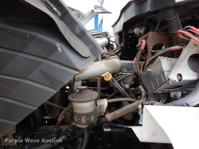 image for item IM9772 2004 International 7400  truck cab and chassis