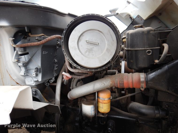 image for item IM9772 2004 International 7400  truck cab and chassis