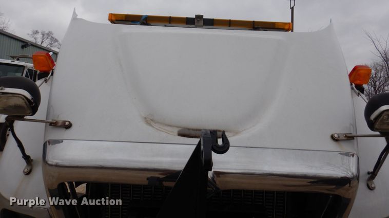 image for item IM9772 2004 International 7400  truck cab and chassis